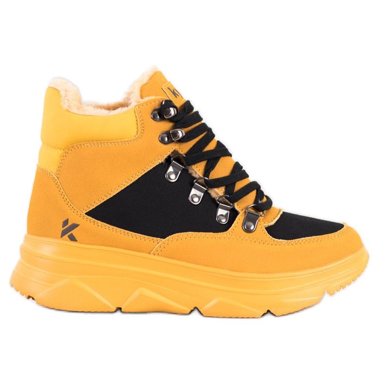 Kylie Kevyturheilijat lavalla musta keltainen