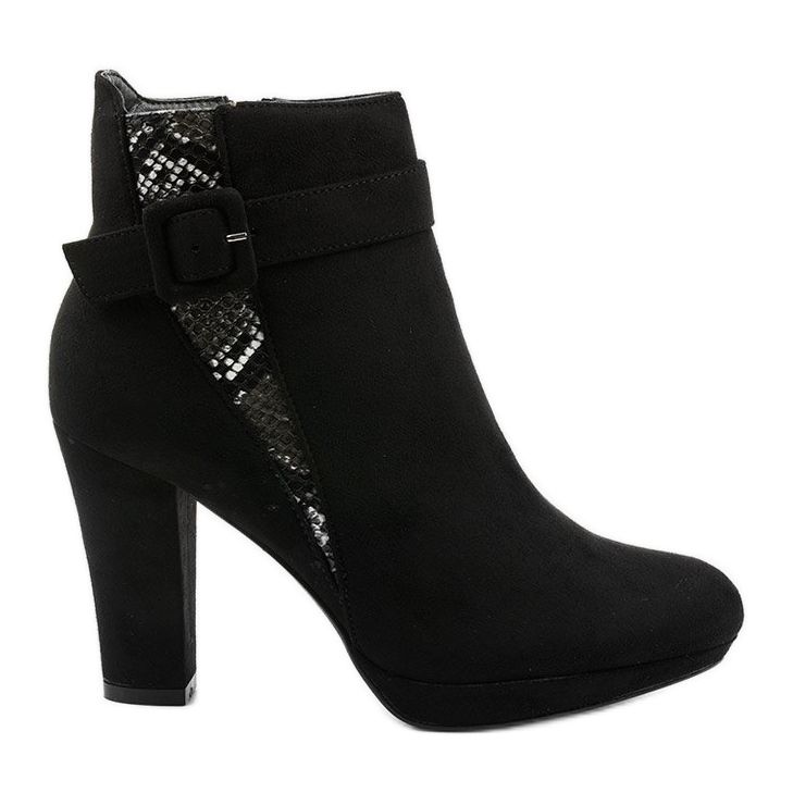 Mustat saappaat postilaatikossa, jossa on Lysianassa-ekologista mokkaa