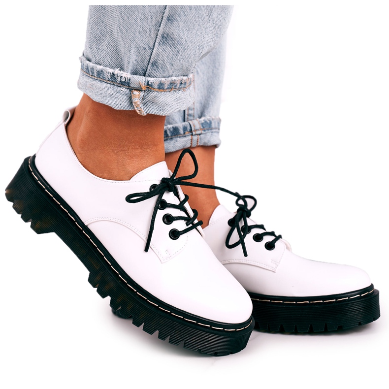 Naisten klassiset Oxfords -kengät S.Barski HX62 -valkoisella alustalla valkoinen musta