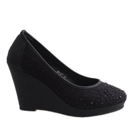 Mustat pumput kiilassa M-27