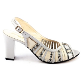 Harmaat sandaalit H-51-pylväässä