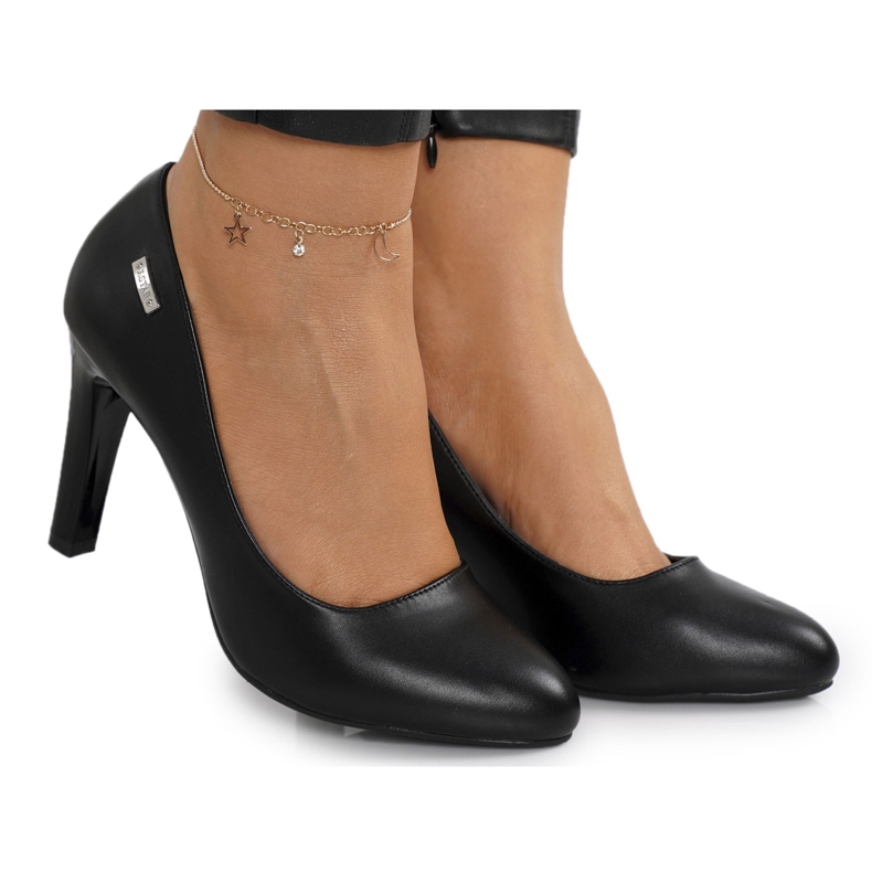 PJ1 Klassiset mustat Eliana -pumput baarissa