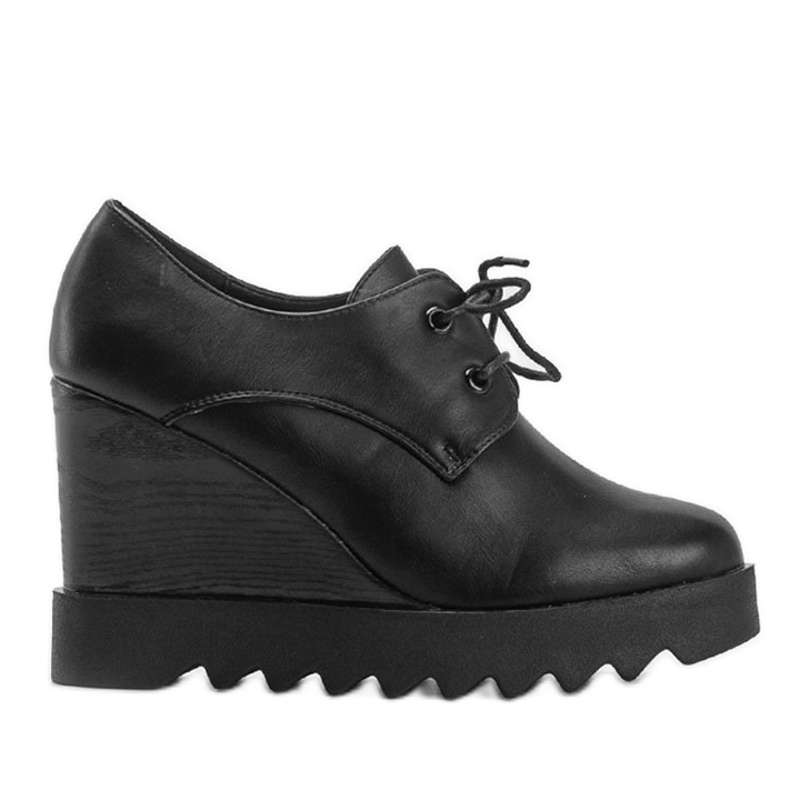 Mustat kiilakengät Andrealta