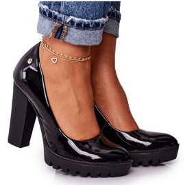 Pumput tangossa ja alustalla Maciejka musta lakattu 02629-05