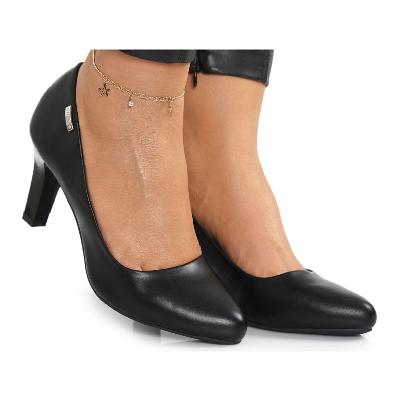 PJ1 Klassiset mustat Eleanor -pumput baarissa