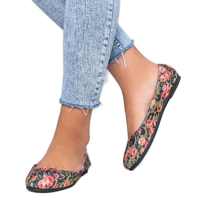 Kiiltävät mustat ballerinat kukilla Luz