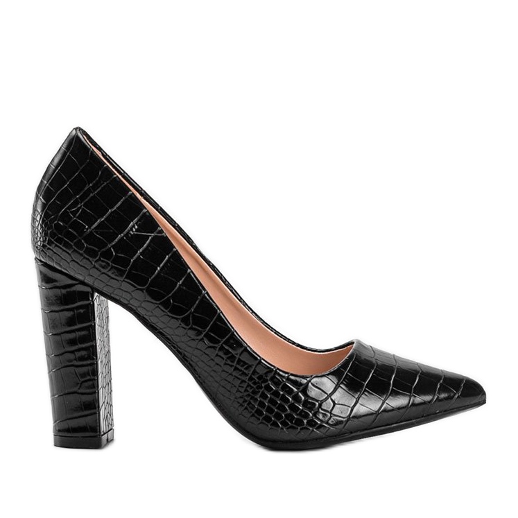 Mustat pumput Keely-ekonahkapylväässä