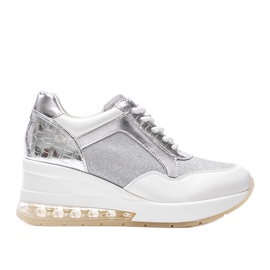 Valkoiset ja hopeiset lenkkarit Jimenan kiilassa valkoinen