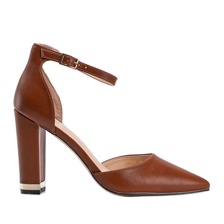 Ruskeat pumput Kaelyn -pylväässä