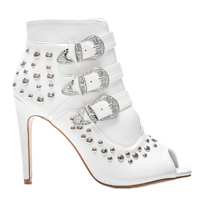 Valkoiset pumput Abigailin kantapäässä valkoinen