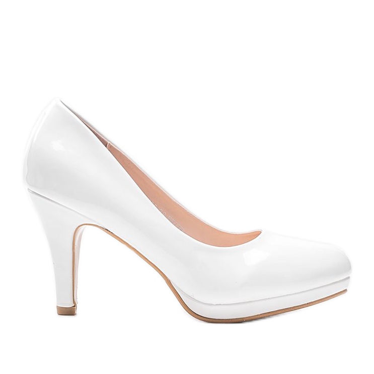 Valkoiset pumput Alisan kantapäässä valkoinen