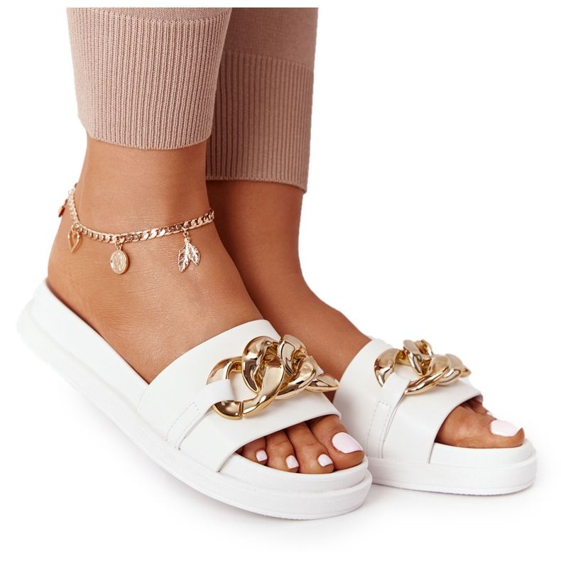 Tossut lavalla ketjun valkoisella lomalla valkoinen kultainen