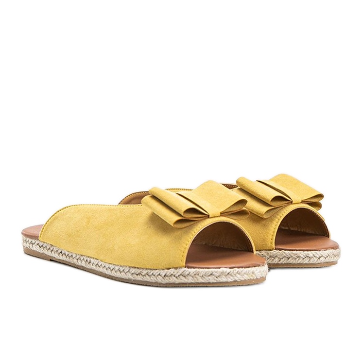 Keltaiset tossut, joissa huhtikuun rusetti keltainen