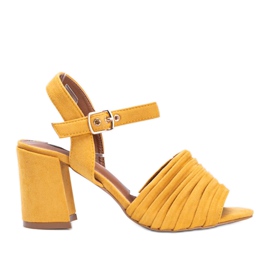 Keltaiset sandaalit ekologisen mokan Aliya-korttelissa keltainen