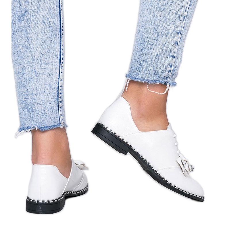 Valkoiset kiiltävät kengät Lost Stars -jousella valkoinen