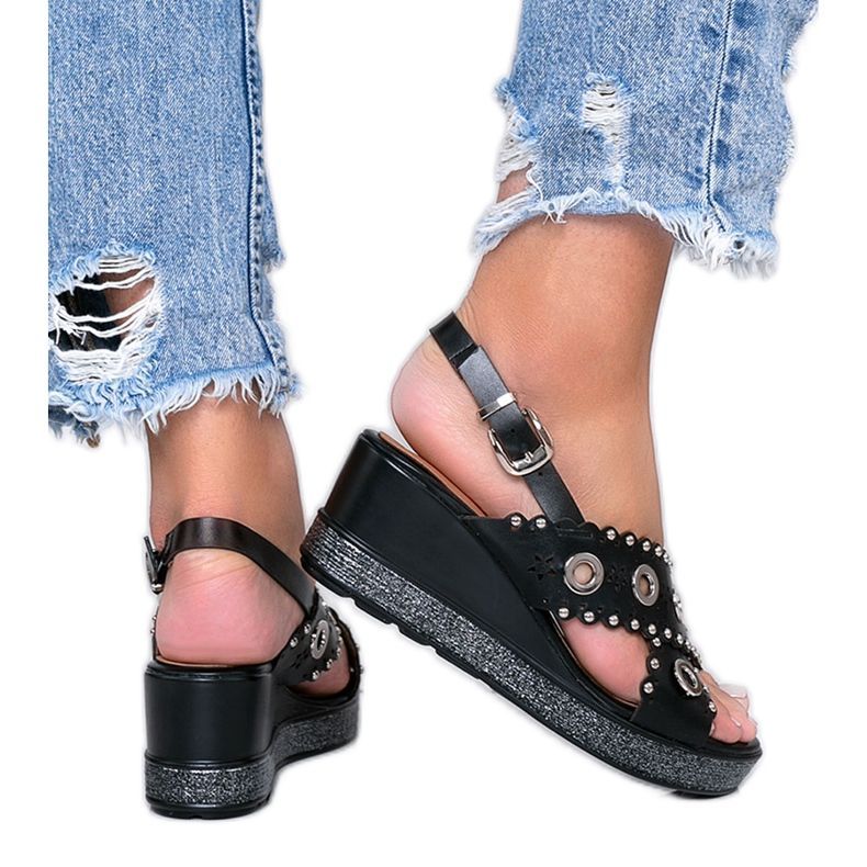 Mustat metalliset kiilakengät Sand