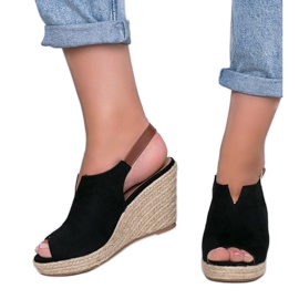 Lindyn mustat kiilamaiset sandaalit