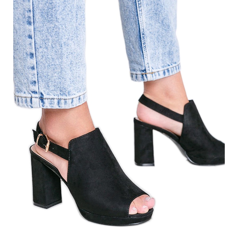 Mustat sandaalit Pimp -postissa