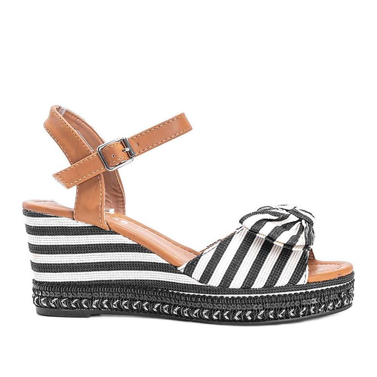 Dulcen mustat ja valkoiset kiilasandaalit valkoinen