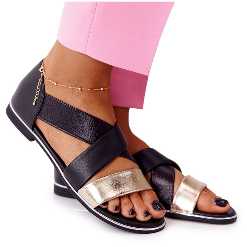 Kultaiset ja mustat ribbiset sandaalit