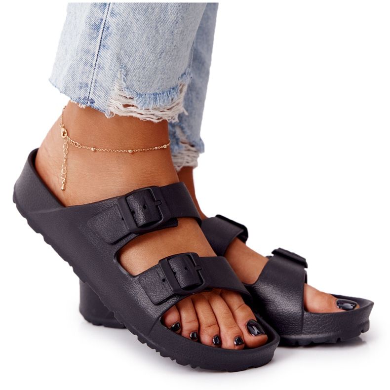 NEWS Naisten mustat Stacy -kumitossut