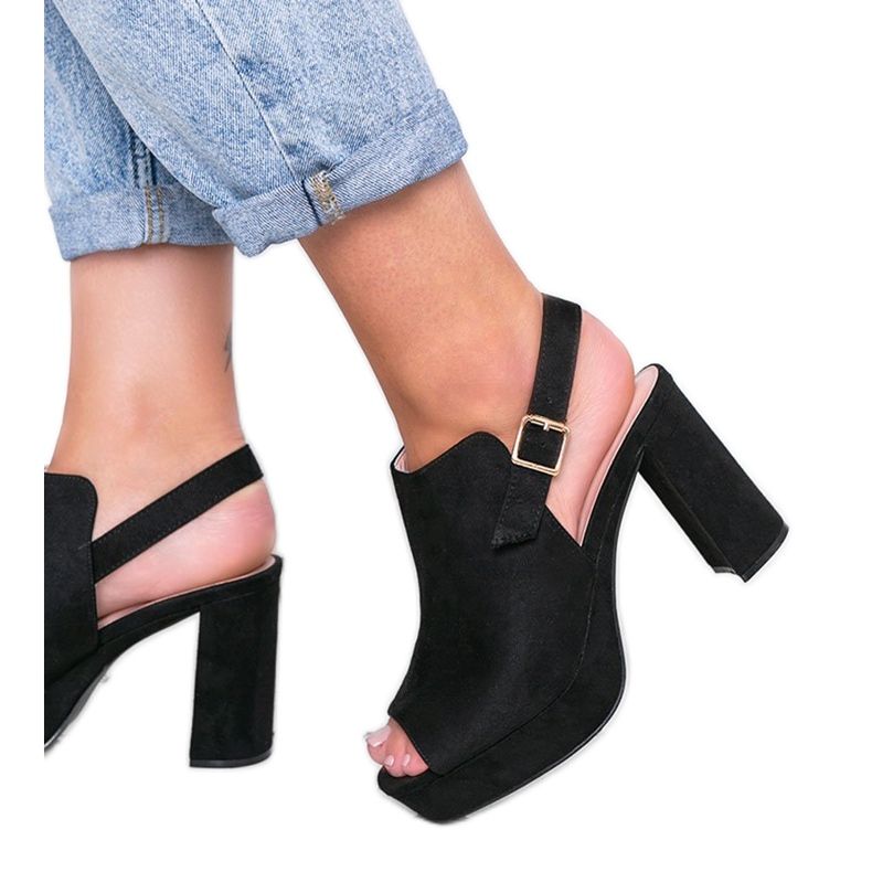 Mustat sandaalit Lordlyn postauksessa