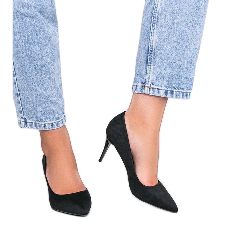 Mustat pumput Calla -kantapäässä