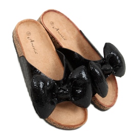 Mustat tossut, joissa rusetti N-79 Musta