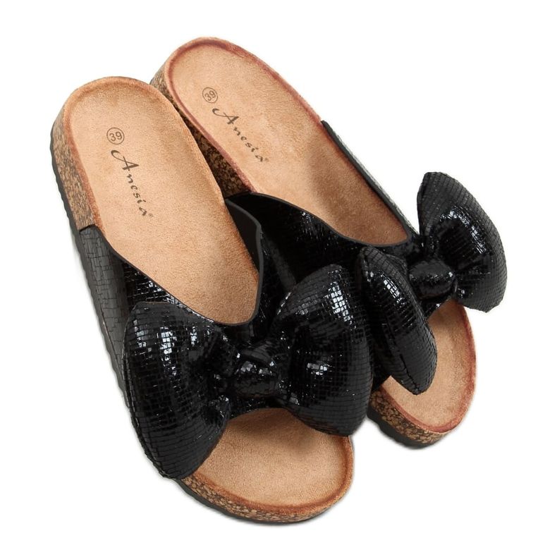 Mustat tossut, joissa rusetti N-79 Musta