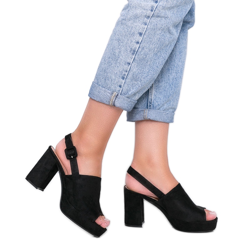 Mustat sandaalit Chikien postauksessa