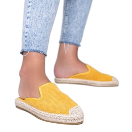 Keltaiset varvastossut, joissa on sisäänrakennettu Kinshasan etuosa keltainen