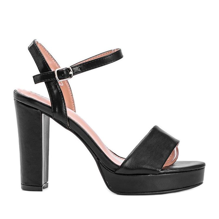 Mustat sandaalit Cripsy -postauksessa