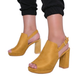 Sinappisandaalit Pimp -pylväässä keltainen