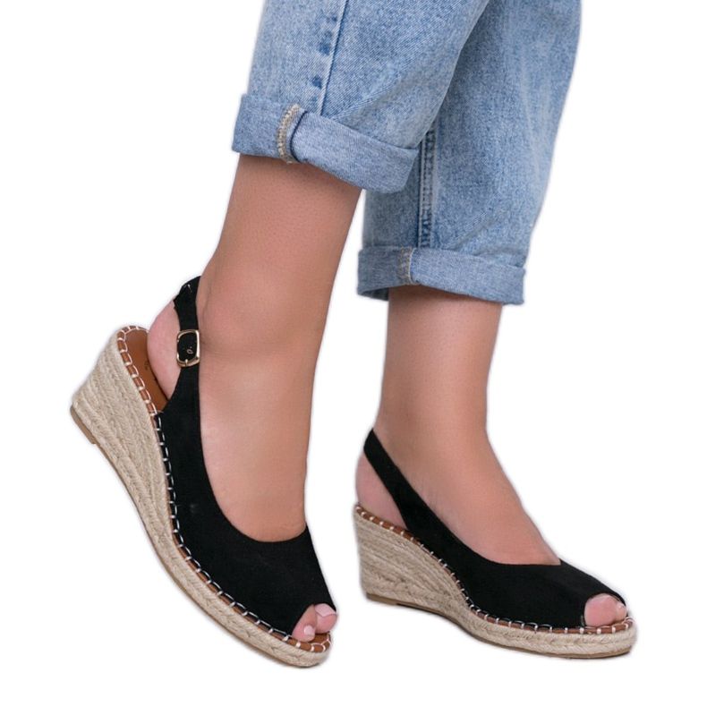 Mustat kiilakengät Sandaalit Caitlinilta