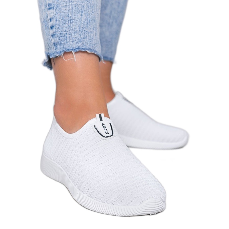 Tee se valkoiset urheilukengät valkoinen