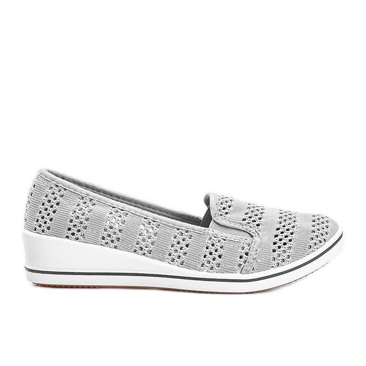 Harmaat avoimet kiilakengät Los Angelesissa