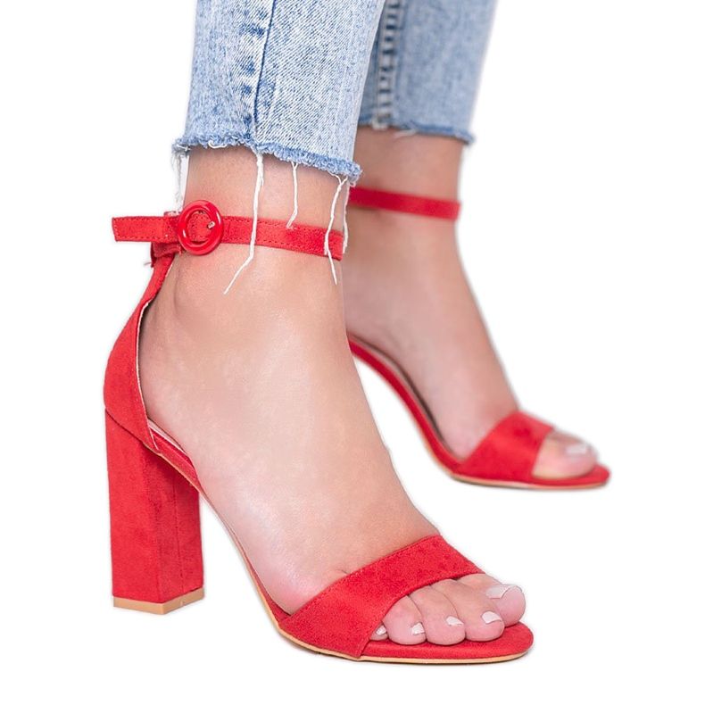 Punaiset sandaalit Penelope -pylväässä punainen