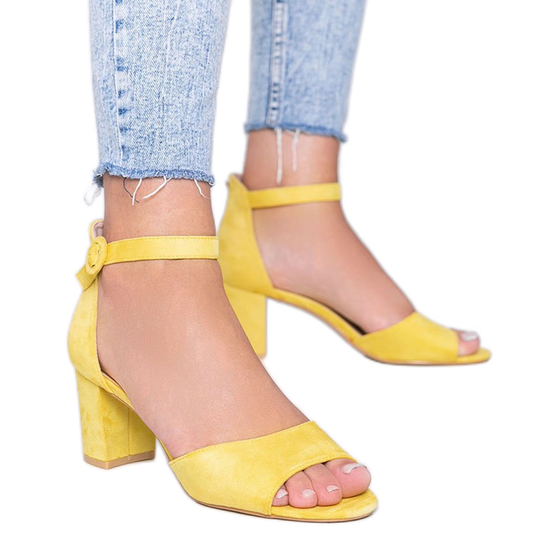 Keltaiset sandaalit Mare Mare -postissa keltainen
