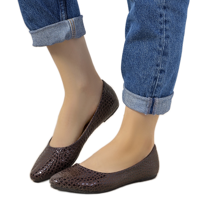 Ruskeat patentoidut ballerinat Mozzare -krokotiilikuorikuviossa vaaleanpunainen