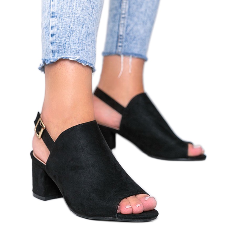 Mustat sandaalit pylväässä, jossa on Blubbery -päällinen