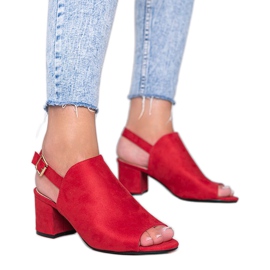 Punaiset sandaalit postissa, jossa on Blubbery -varsi punainen