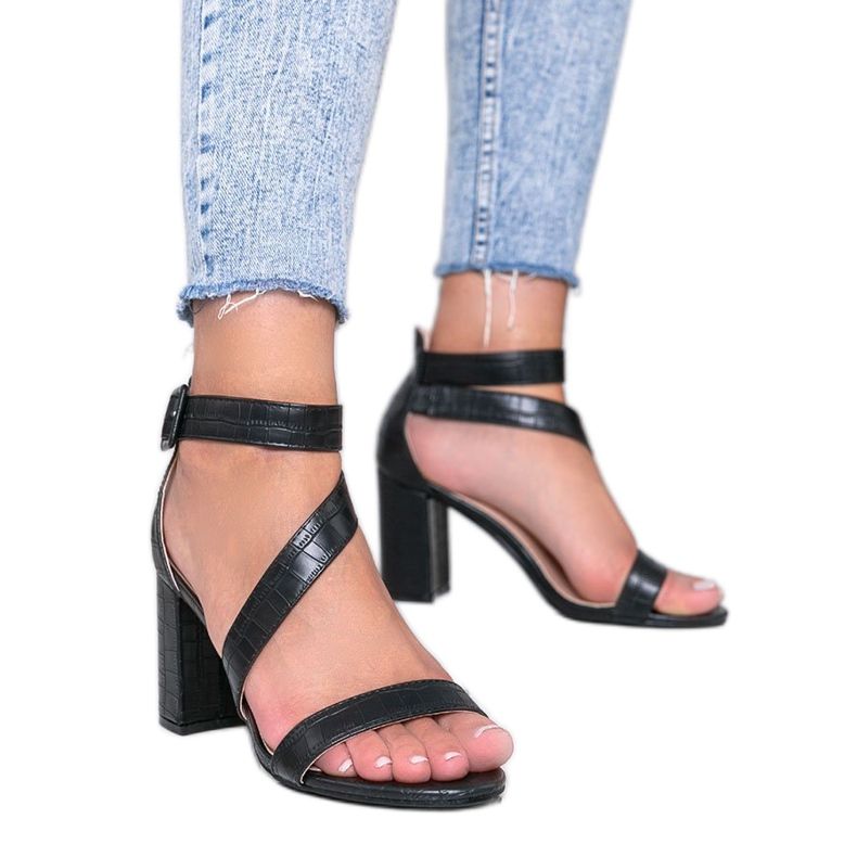 Mustat sandaalit Silver Dust -postissa