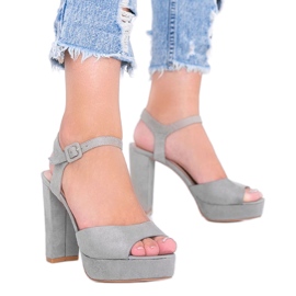 Harmaat sandaalit LaBamba -alustalla Harmaat sandaalit LaBamba -alustalla