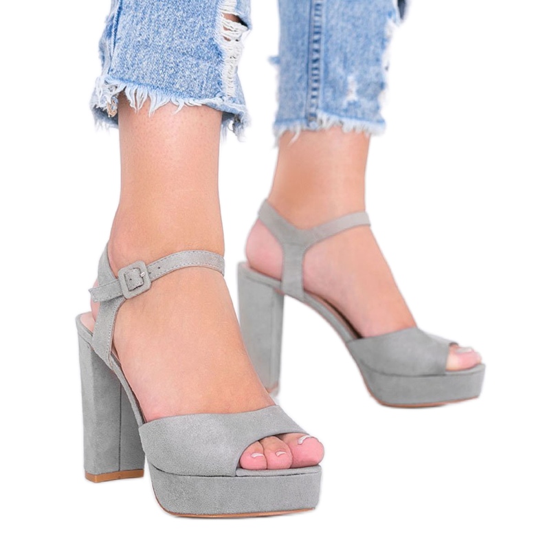 Harmaat sandaalit LaBamba -alustalla