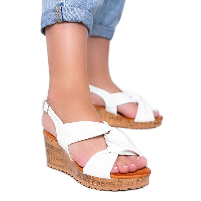 Valkoiset sandaalit kiilakorolla Buenos Airesissa valkoinen