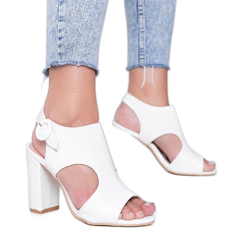Valkoiset sandaalit Candy Style -postissa valkoinen
