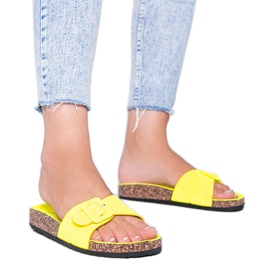 Keltaiset tossut korkkipohjassa keltainen