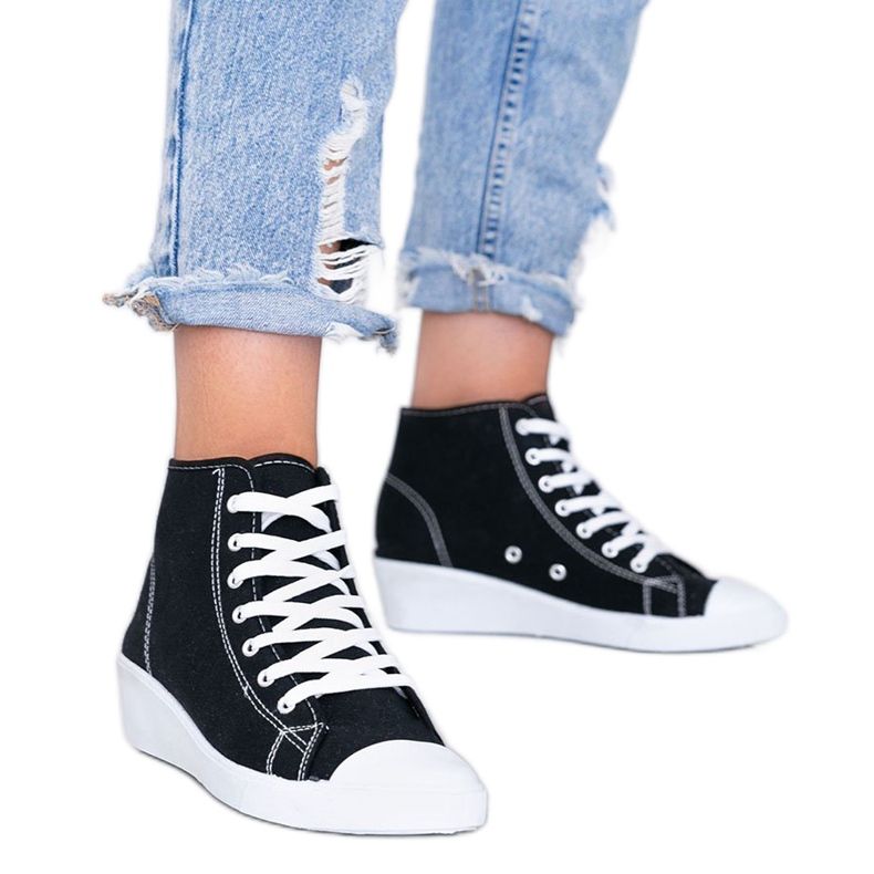 Mustat nilkkakorkeat lenkkarit Marine-kiilassa