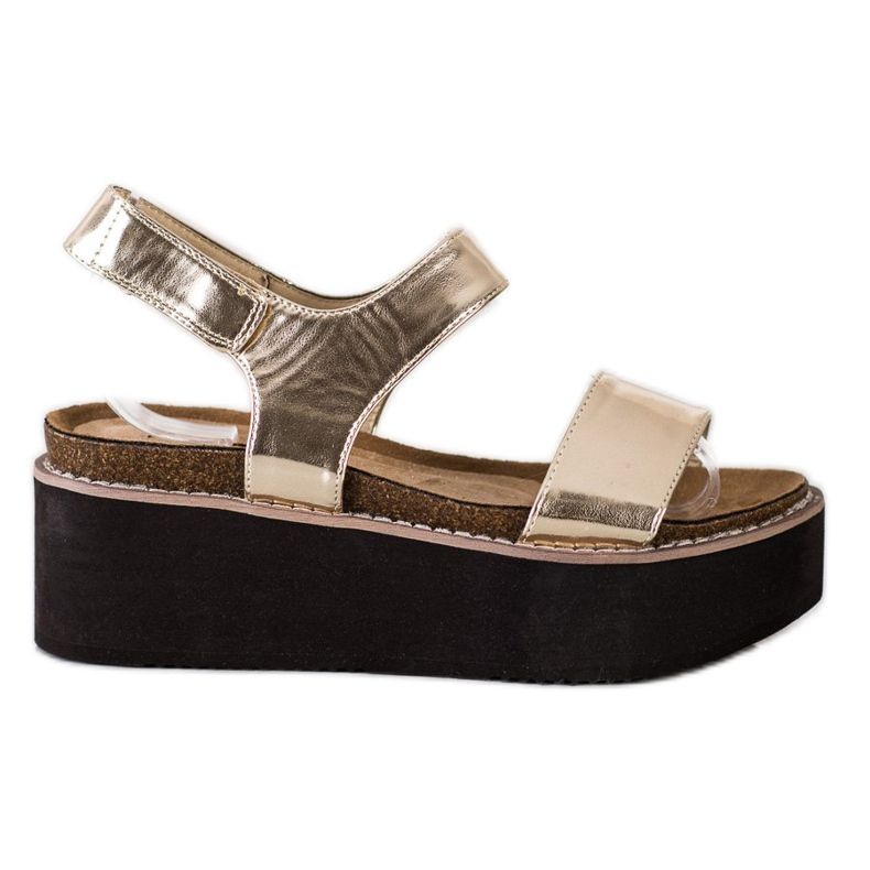 Corina Sandaalit muotialustalla kultainen