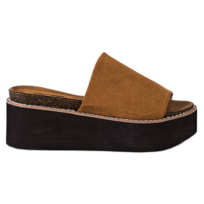 Corina Tossut korkealla alustalla ruskea